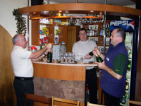 Otv�r�n� �ampa�sk�ho zleva :  Mirek Grim, Ren� Farga�, Ale� Dobesch