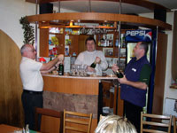 Otv�r�n� �ampa�sk�ho zleva :  Mirek Grim, Ren� Farga�, Ale� Dobesch