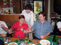 Nal�v�n� slivovi�ky zleva :  Sl�vka Grimov�, Iva Dembinn�, Ren� Farga�