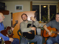 Hudebn�ci zleva :  J�n �imonovi�, Petr V��a. Ladislav Vr�tn�