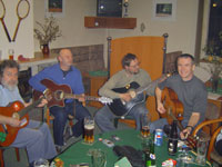 Hudebn�ci zleva :  J�n �imonovi�, Petr V��a. Ladislav Vr�tn�