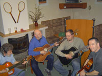 Hudebn�ci zleva :  J�n �imonovi�, Petr V��a. Ladislav Vr�tn�