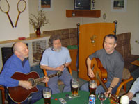 Hudebn�ci zleva :  J�n �imonovi�, Ladislav Vr�tn�