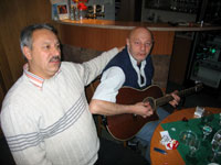 Zp�vaj�c� dvojice zleva :  Milan Ligocki, Honza �imonovi�