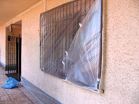 Olepen� budovy igelitem