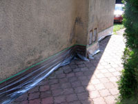 Olepen� budovy igelitem