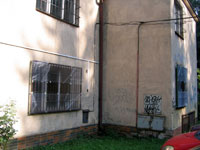 Olepen� budovy igelitem