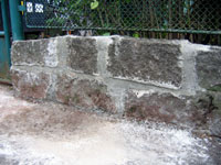 Oprava z�dky u vchodu