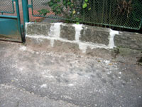 Oprava z�dky u vchodu