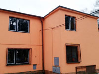 Pohled na budovu s nov�mi okny