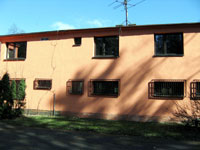 Pohled na budovu s nov�mi okny