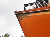 Po�kozen� om�tky na balk�n�