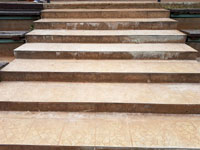 Dla�ba na schodech na centr�ln�m dvorci