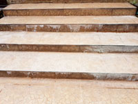 Dla�ba na schodech na centr�ln�m dvorci