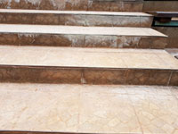 Dla�ba na schodech na centr�ln�m dvorci