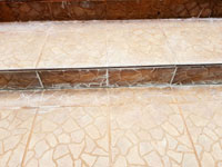 Dla�ba na schodech na centr�ln�m dvorci