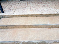 Dla�ba na schodech na centr�ln�m dvorci