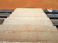 Dla�ba na schodech na centr�ln�m dvorci