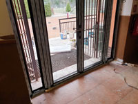 Mont� vstupn�ch dve�� do budovy