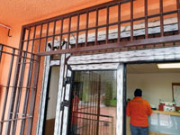 Mont� vstupn�ch dve�� do budovy