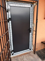 Mont� dve�� do z�vodn� �atny