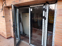 Mont� vstupn�ch dve�� na balk�n