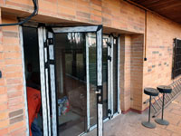 Mont� vstupn�ch dve�� na balk�n