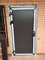 Mont� dve�� do �editelny