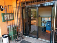 Vstupn� dve�e do budovy