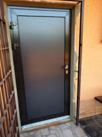 Vstupn� dve�e do z�vodn�ch �aten