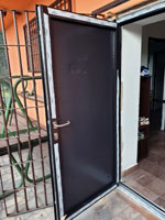 Vstupn� dve�e do z�vodn�ch �aten