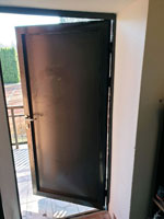 Vstupn� dve�e do z�vodn�ch �aten finaln� podoba