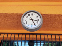 Hodiny nad vchodem
