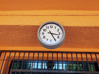 Nov� hodiny nad vchodem