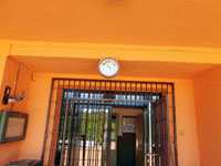 Nov� hodiny nad vchodem