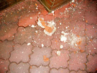 Kousky kom�nu na zemi