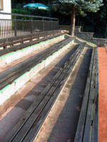 Nat�en� lavi�ky na centr�ln�m dvorci