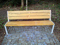 Nov� lavi�ky kolem dvorc�