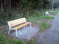 Nov� lavi�ky kolem dvorc�