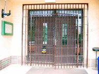 Nov� m��e na hlavn�m vchodu