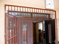 Nov� m��e na hlavn�m vchodu