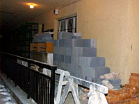 Materi�l p�ed budovou