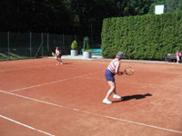 astnice turnaje zleva :  Martina Admkov, Hilda Bujokov