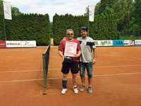 Nejstar�� hr�� turnaje vlevo :  Vladim�r Kyli�n