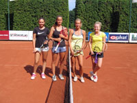 Semifinalistky �ty�hra �eny zleva :  Nat�lie Wilkov�, Dagmar Janischov�, Monika Wawrzyczkov�, Veronika Gol��ov�