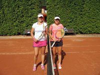 Finalistky dvouhry �en zleva :  Martina Kudelov�, S�ra Van�urov�