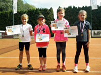 ��astn�ci turnaje :  D�vky