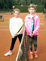 D�vky p�ed utk�n�m zleva :  Anna Holub��kov�, Karol�na Endlov�