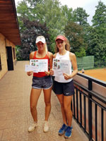 1.m�sto �ty�hra �eny zleva :  Krist�na Jurkov�, Kate�ina Mandel�kov�