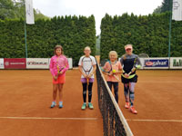 Finalistky �ty�hry zleva :  